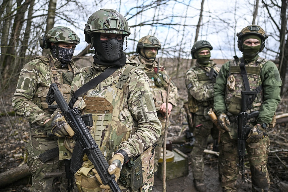 Военнослужащие штурмового подразделения Федосийского полка Воздушно-десантных войск (ВДВ) отрабатывают боевое слаживание в Курской области.