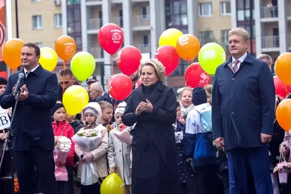 Поздравить с новосельем учителей и учеников новой школы №155 пришли председатель Совета Федерации Валентина Матвиенко, глава региона Виталий Хоценко и полпред президента России в СФО Анатолий Серышев Поздравить с новосельем учителей и учеников новой школы №155 пришли председатель Совета Федерации Валентина Матвиенко, глава региона Виталий Хоценко и полпред президента России в СФО Анатолий Серышев