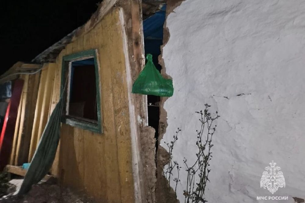 Волной выбило стекла в доме. Волной выбило стекла в доме.