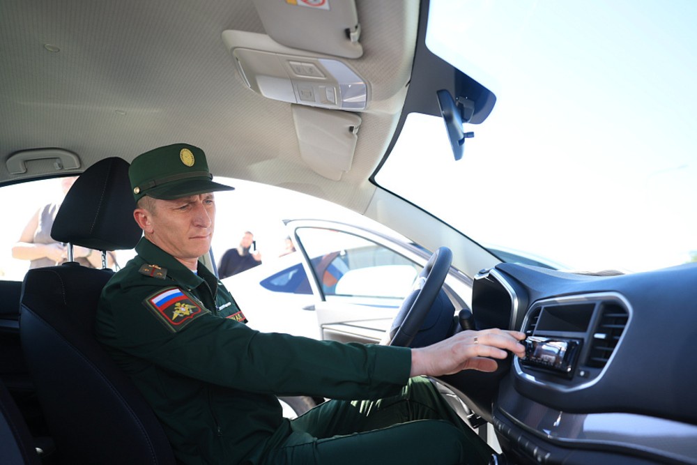 Участники боевых действий получили отечественные автомобили с ручным управлением и автоматической коробкой передач. Участники боевых действий получили отечественные автомобили с ручным управлением и автоматической коробкой передач.