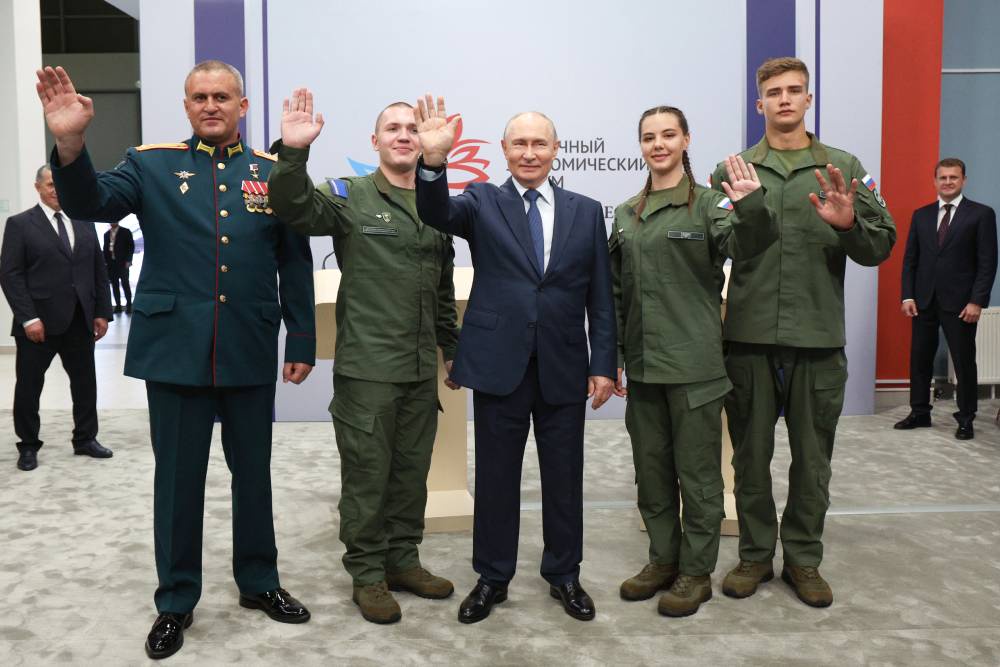 Президент РФ Владимир Путин фотографируется с курсантами центра "Воин". Президент РФ Владимир Путин фотографируется с курсантами центра "Воин".