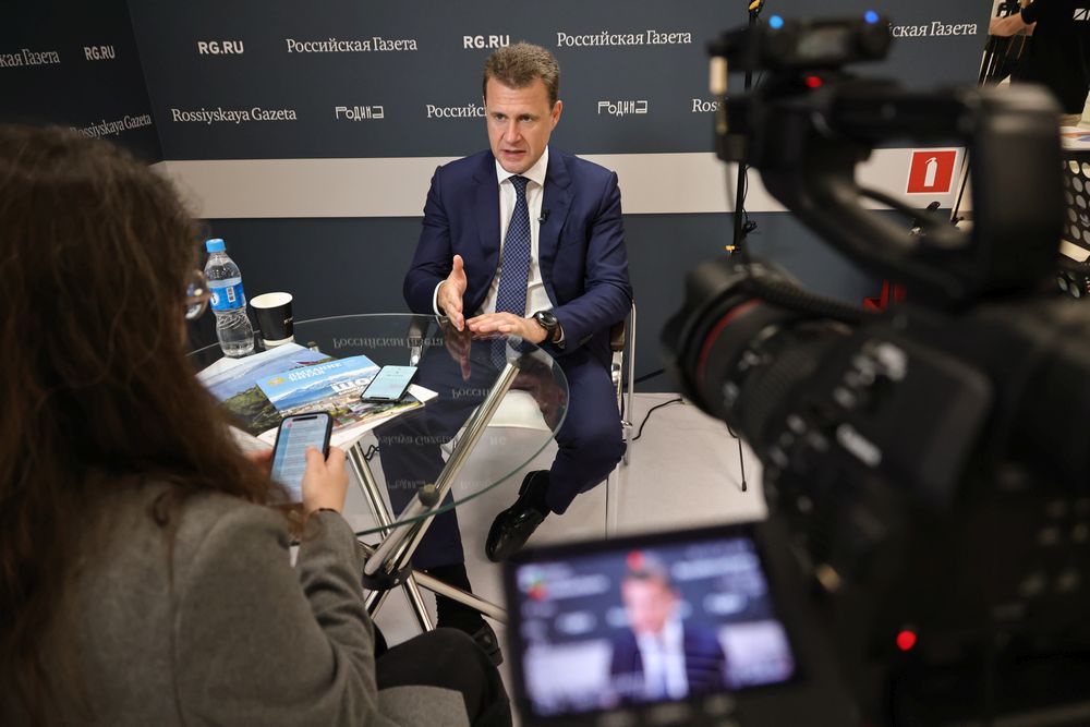 Алексей Чекунков: Самое главное, ради чего мы работаем, - это повышение качества жизни на Дальнем Востоке. И современные технологии позволяют сейчас дотянуться до самых его далеких уголков. Алексей Чекунков: Самое главное, ради чего мы работаем, - это повышение качества жизни на Дальнем Востоке. И современные технологии позволяют сейчас дотянуться до самых его далеких уголков.