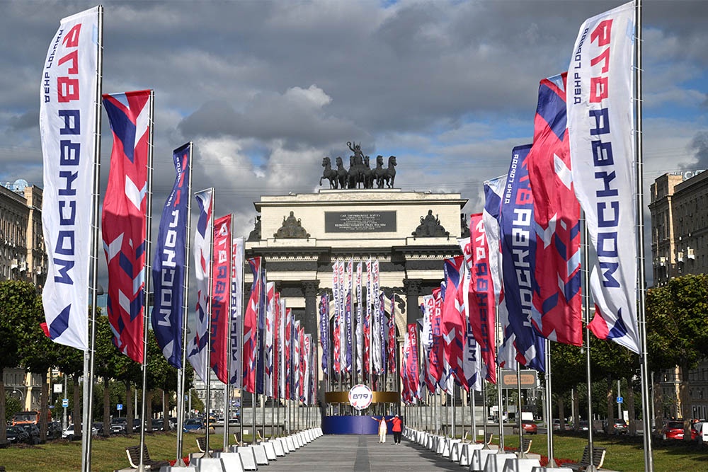 Москву в эти дни украшают более 3,5 тысячи флагов.