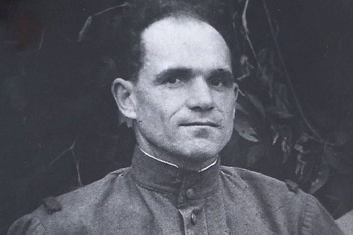 1 марта 1946 года на привокзальной площади Пхеньяна во время митинга из толпы в сторону трибуны полетела граната. Младший лейтенант Яков Новиченко, стоявший в охранении у трибуны, бросился вперед, перехватил гранату рукой и накрыл своим телом.