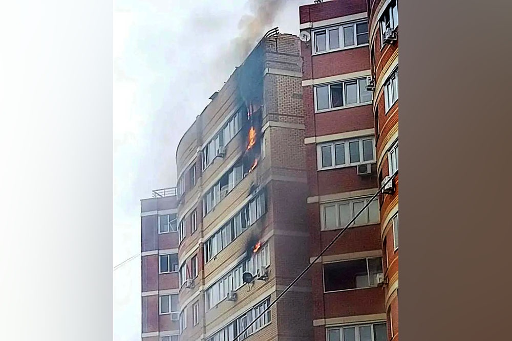 Пожар в многоэтажке в подмосковной Кубинке после атаки БПЛА. Пожар в многоэтажке в подмосковной Кубинке после атаки БПЛА.
