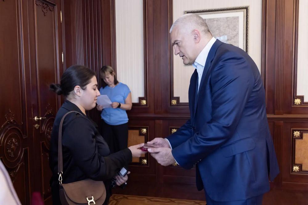 Глава Крыма вручил награду семье героя-спасателя. Глава Крыма вручил награду семье героя-спасателя.