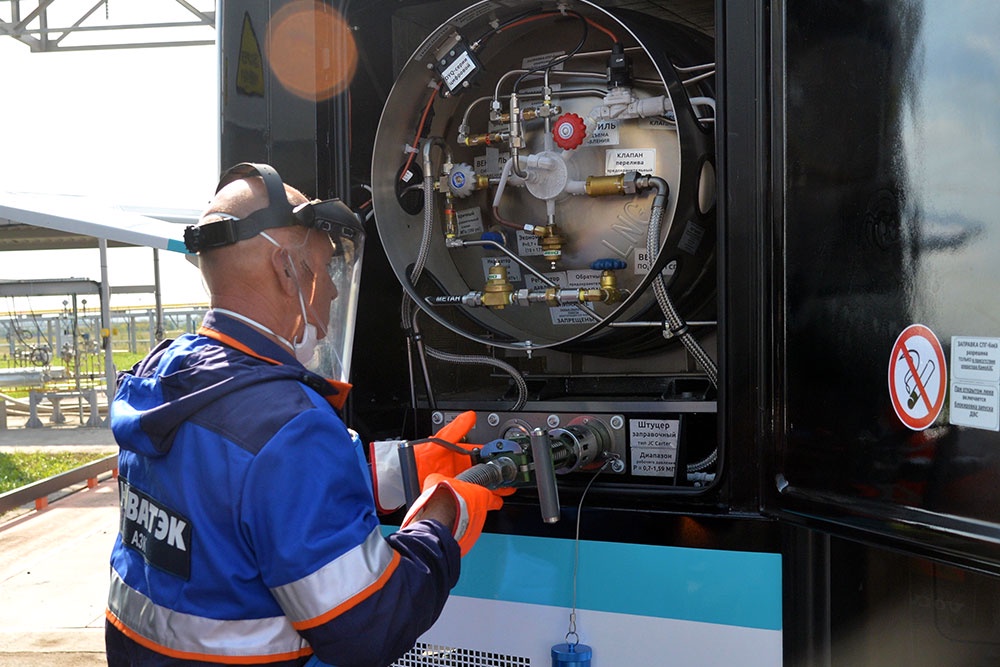 Заправить транспорт сжиженным газом заметно сложнее, чем бензином или дизельным топливом.