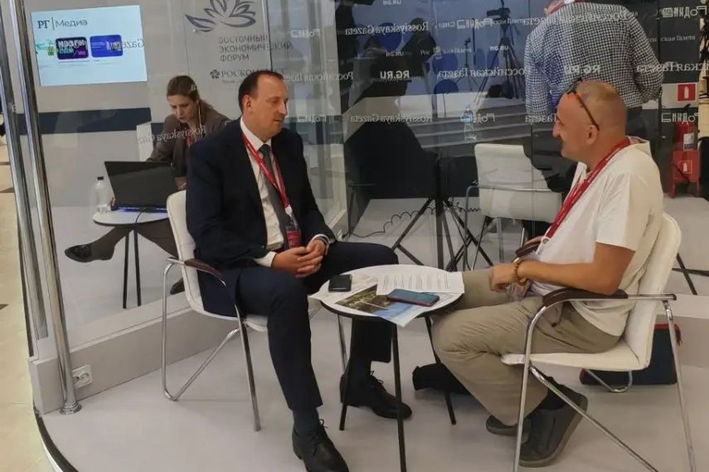 Тимофей Абраменко (слева) рассказал корреспонденту "РГ" о том, как Дальний Восток проходит путь цифровизации. Тимофей Абраменко (слева) рассказал корреспонденту "РГ" о том, как Дальний Восток проходит путь цифровизации.