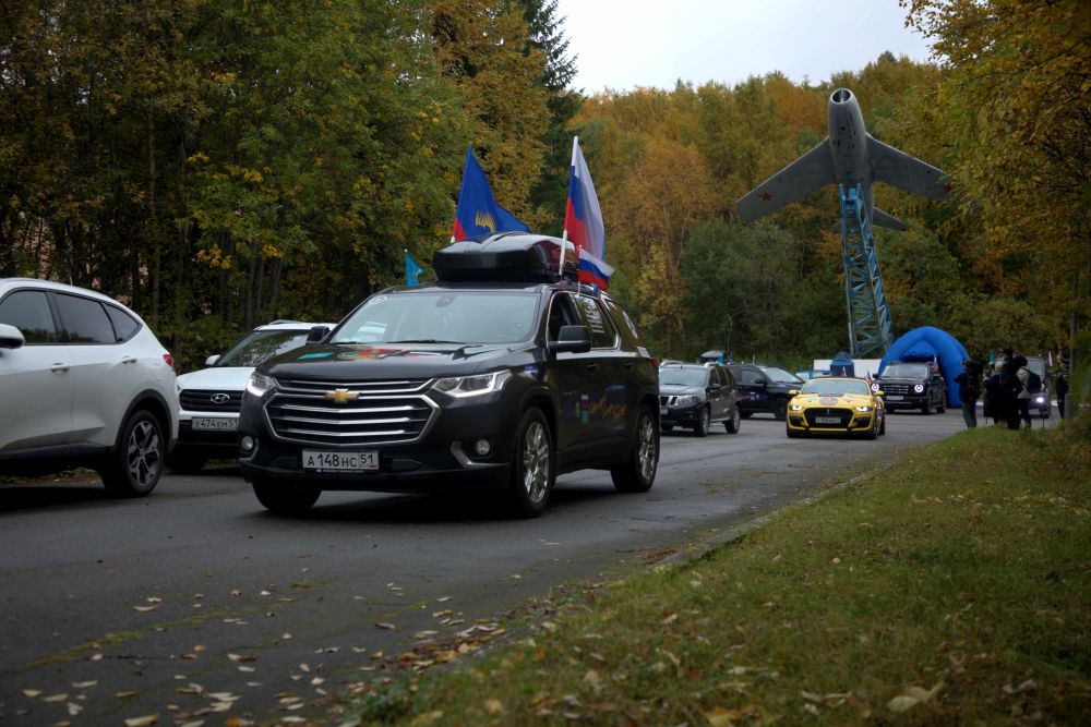 В колонне автопробега - 12 автомобилей и 36 человек.