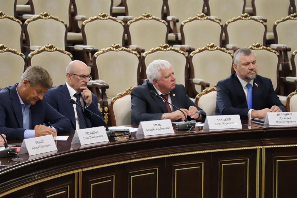 Депутат Олег Бугаков (второй справа) сосредоточился на проблеме сбыта, предложив дать местной продукции приоритет на новосибирском рынке Депутат Олег Бугаков (второй справа) сосредоточился на проблеме сбыта, предложив дать местной продукции приоритет на новосибирском рынке