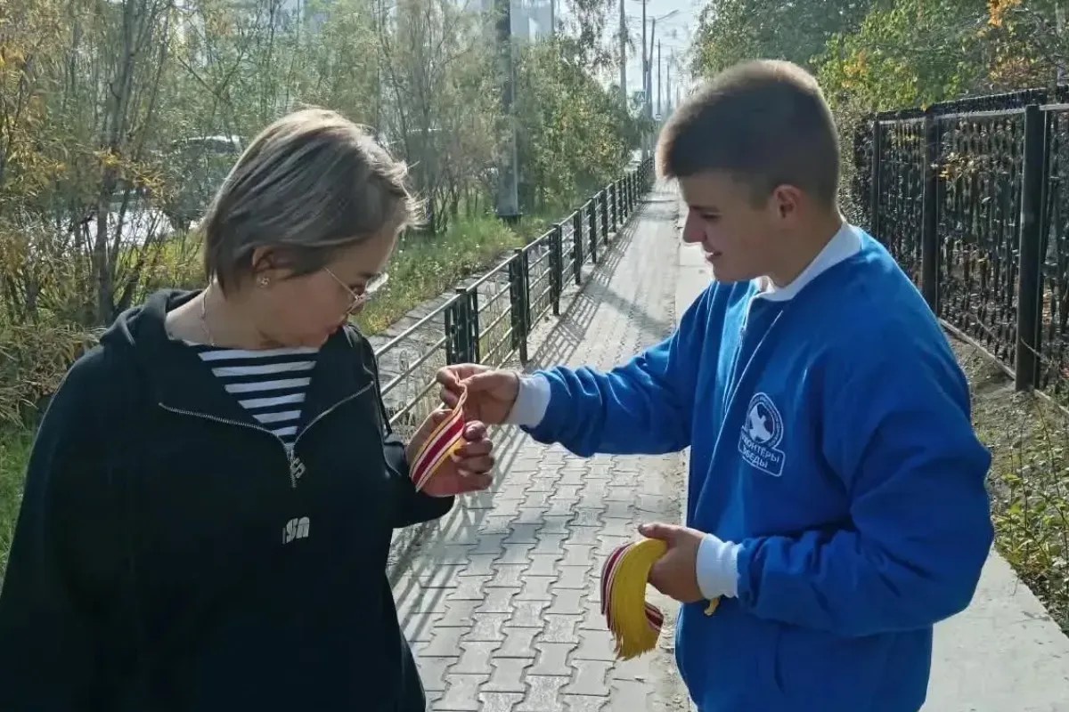 Волонтеры раздали более полутора тысяч лент Дальневосточной победы.