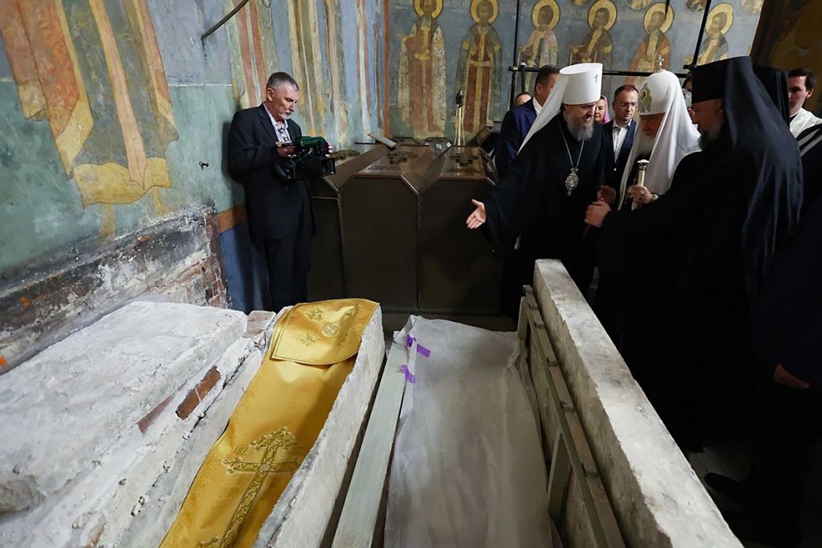 Патриарх Московский и всея Руси Кирилл у мощей Димитрия Донского в Архангельском соборе.