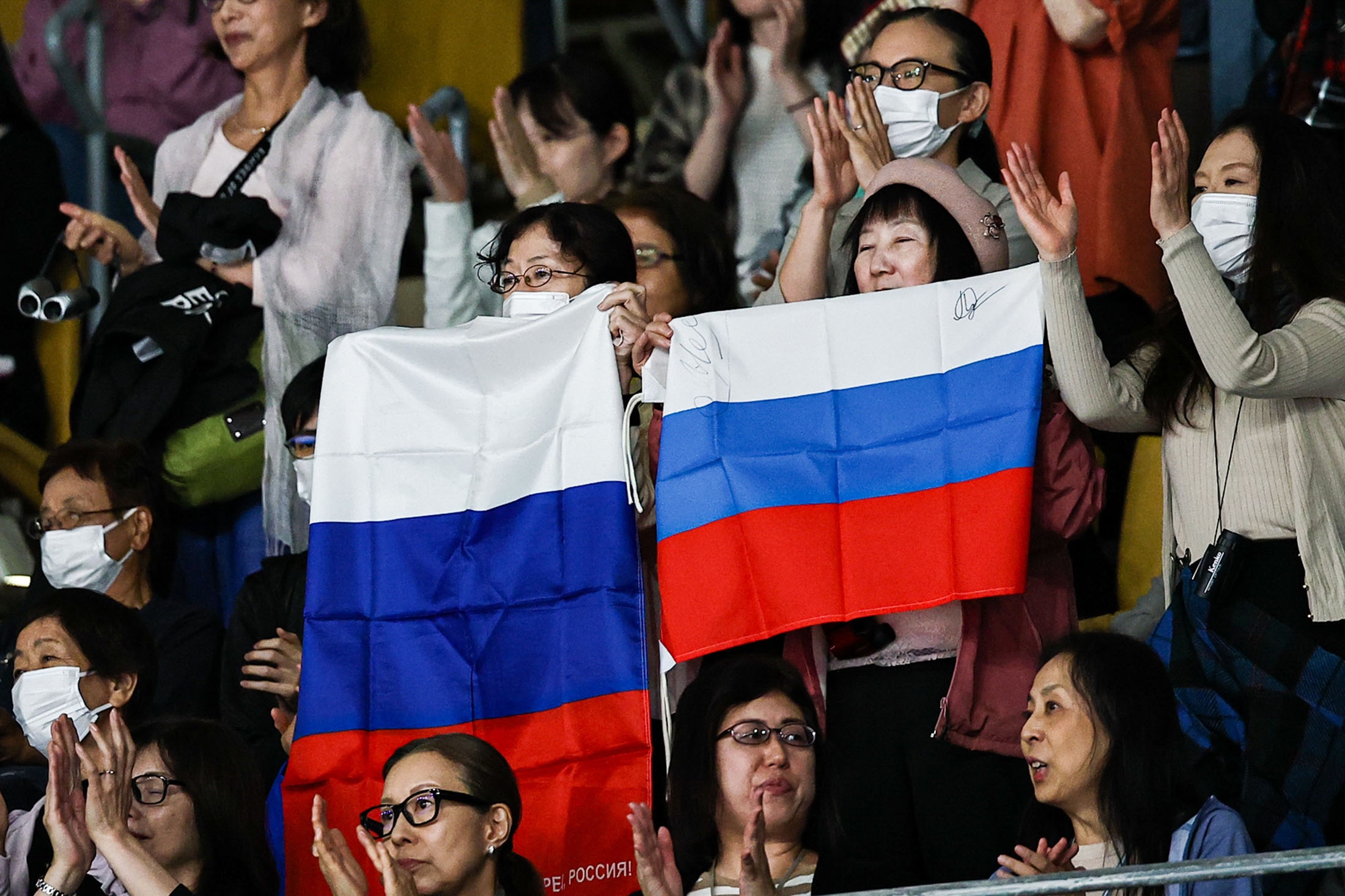 Японские болельщики развернули флаг России на соревнованиях фигуристов в Токио. Японские болельщики развернули флаг России на соревнованиях фигуристов в Токио.
