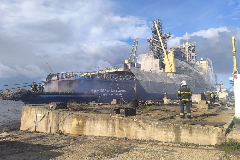 Тушение пожара на ледоколе "Адмирал Макаров" в Кронштадте.