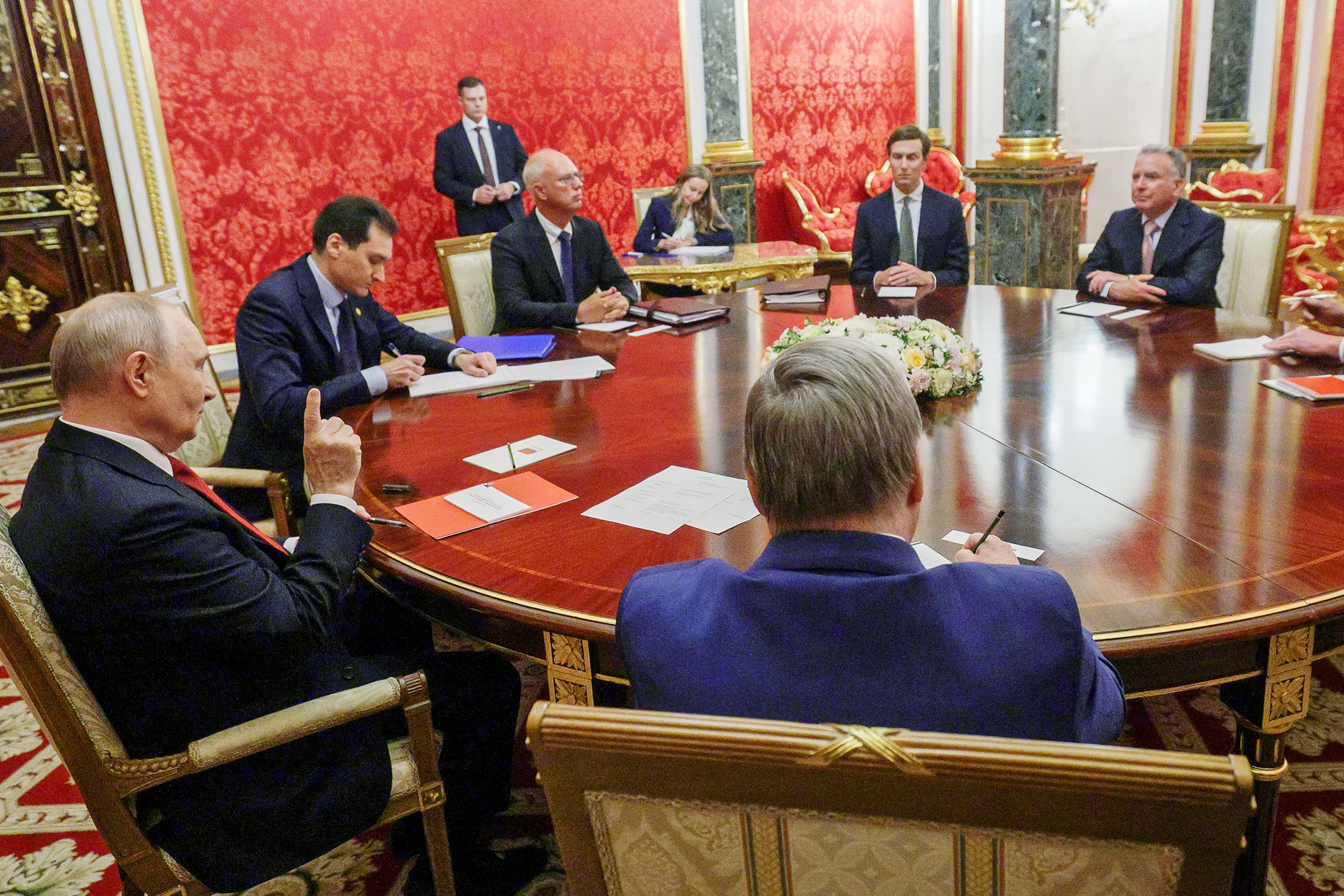 "Ситуация непростая" - так Путин охарактеризовал предмет переговоров с американскими посланниками. "Ситуация непростая" - так Путин охарактеризовал предмет переговоров с американскими посланниками.