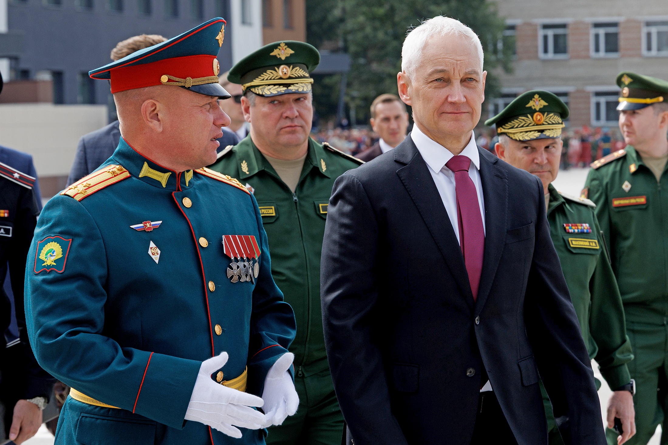 Начальник Новосибирского высшего военного командного училища полковник Дмитрий Гурьев и министр обороны РФ Андрей Белоусов (слева направо на первом плане) во время проверки готовности объектов Новосибирского высшего военного командного училища к учебному году.