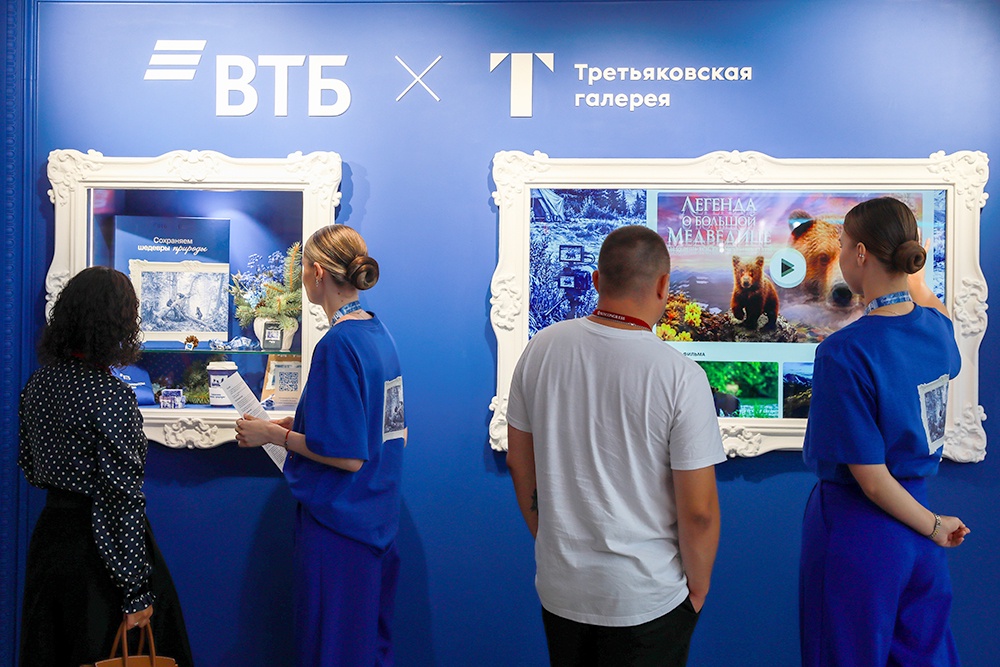 Бело-синяя гамма выставки шедевров из Третьяковки напоминает о гармонии и чистоте. 
