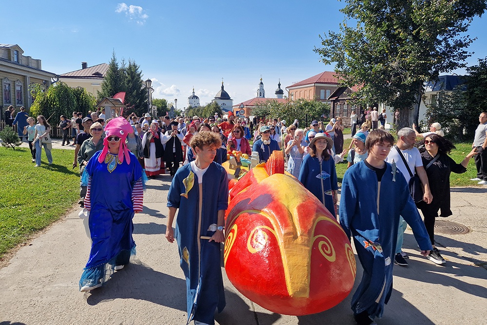 Фестиваль "Свияжская уха" начался с театрализованного шествия с макетом чудо-рыбы Фестиваль "Свияжская уха" начался с театрализованного шествия с макетом чудо-рыбы