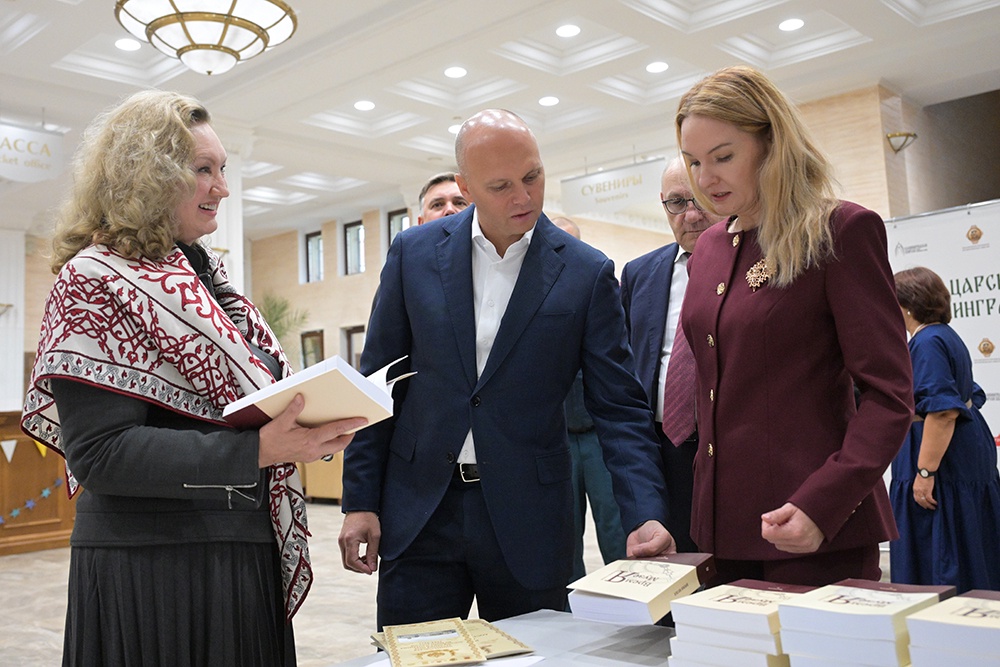 Выставку в музее открыли председатель Наблюдательного совета Фонда "Елисаветинско-Сергиевское просветительское общество" Анна Громова (слева) и губернатор Калининградской области Алексей Беспрозванных. 