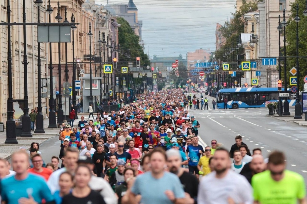 Сотни марафонцев заполнили центральные улицы Северной столицы. 