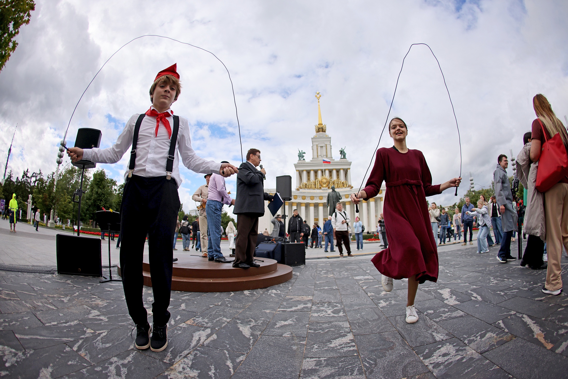 На выставке мы перенеслись и в Москву пятидесятых, когда на скакалке прыгали в каждом дворе. На выставке мы перенеслись и в Москву пятидесятых, когда на скакалке прыгали в каждом дворе.