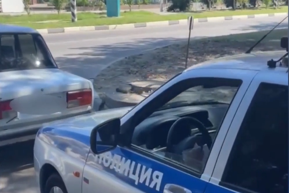 Водитель легковушки выехал на кольцо и пытался исполнить несколько автомобильных трюков, которые могли привести к ДТП Водитель легковушки выехал на кольцо и пытался исполнить несколько автомобильных трюков, которые могли привести к ДТП