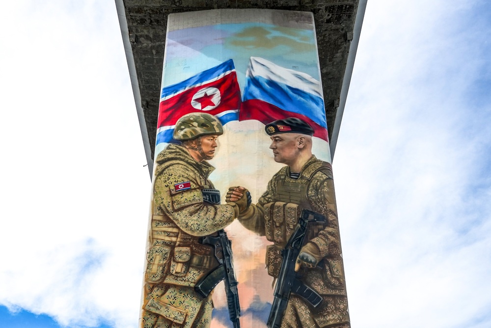 Мурал, посвященный дружбе России и КНДР, появился в столице Приморья. "Одно из главных знаковых мест Владивостока - Золотой мост. На одной из опор появился мурал с изображением двух военнослужащих - корейского и российского, крепко держащих друг друга за руки, как символ дружбы и взаимопомощи двух народов", - сообщили в краевом правительстве. Лицом Российской армии на изображении стал дважды Герой России генерал-майор Михаил Гудков. Легендарный морпех, погибший при освобождении Курской области.