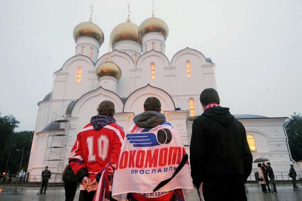 Болельщики "Локомотива" у Успенского собора в Ярославле.