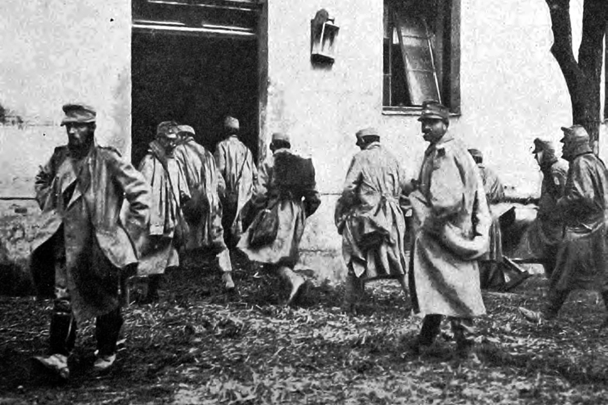 Возвращение пленных австрийцев в казармы после прогулки. Фото Корсакова. Еженедельник "Летопись войны 1914-1917 гг." Возвращение пленных австрийцев в казармы после прогулки. Фото Корсакова. Еженедельник "Летопись войны 1914-1917 гг."