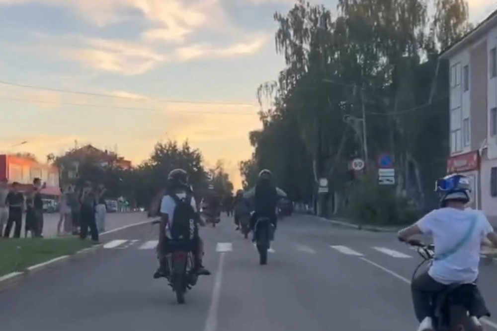 Подростки на мотоциклах грубо нарушали ПДД Подростки на мотоциклах грубо нарушали ПДД