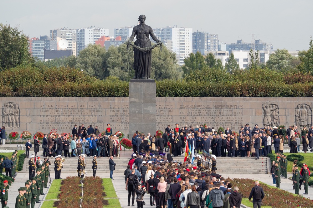 На Пискаревском мемориальном кладбище, как всегда в этот день, вспоминали жертв блокады.