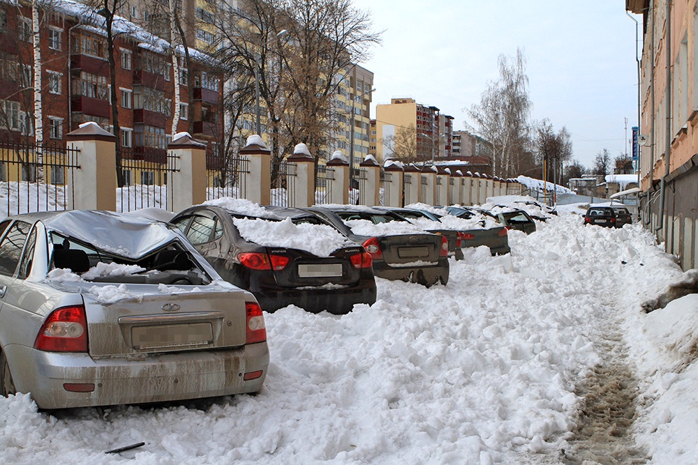 Если на машины во дворе падают сосульки, деревья, то понятно, кто в ответе. Вопрос - как с них деньги получить.
