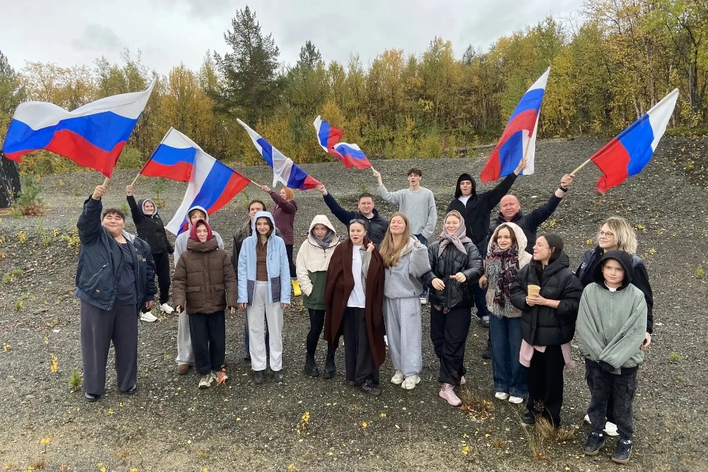 После пограничных служб пассажиров "Профессора Молчанова" встретили горячим чаем с блинами жители Печенгского округа и его глава. После пограничных служб пассажиров "Профессора Молчанова" встретили горячим чаем с блинами жители Печенгского округа и его глава.