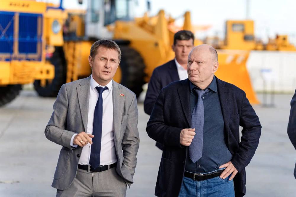 Соглашение между "Норникелем" и БЕЛАЗом, подписанное президентом "Норникеля" Владимиром Потаниным и генеральным директором БЕЛАЗа Сергеем Лесиным, даст мощный импульс для создания горной техники нового поколения.