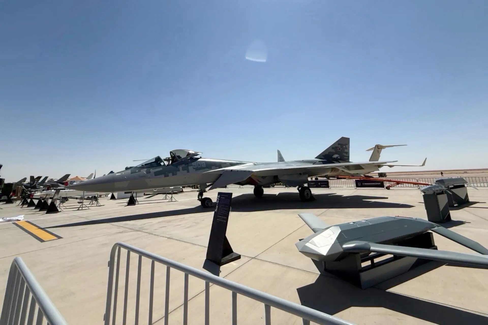 Мировой премьерой станет экспортный вариант Су-57 с вооружением, которое еще не видели за рубежом.