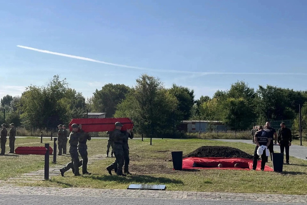 В Острогожске Воронежской области перезахоронили останки 31 военнопленного красноармейца и советского мирного жителя, погибших в годы Великой Отечественной войны. В Острогожске Воронежской области перезахоронили останки 31 военнопленного красноармейца и советского мирного жителя, погибших в годы Великой Отечественной войны.