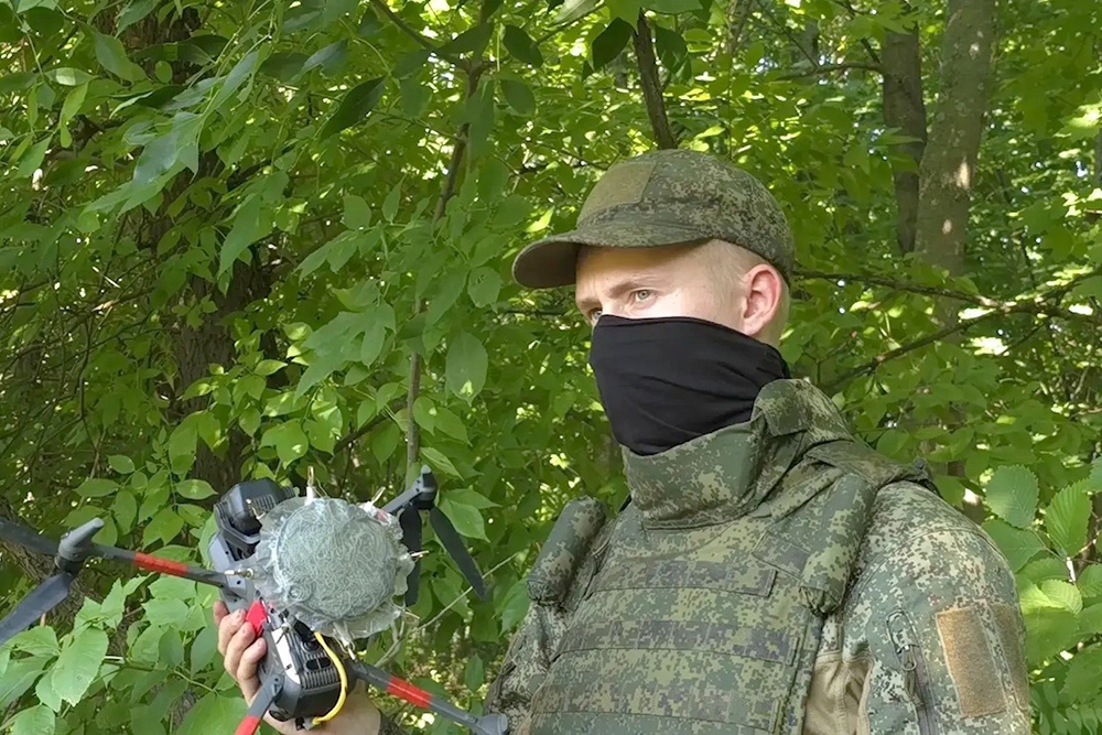 Командир взвода БПЛА-перехватчиков 144-й мотострелковой дивизии группировки войск "Запад" с позывным Красавчик. Командир взвода БПЛА-перехватчиков 144-й мотострелковой дивизии группировки войск "Запад" с позывным Красавчик.