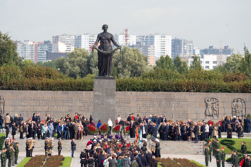 На Пискаревском мемориальном кладбище состоялась торжественно-траурная церемония, посвященная памяти жертв блокады Ленинграда На Пискаревском мемориальном кладбище состоялась торжественно-траурная церемония, посвященная памяти жертв блокады Ленинграда