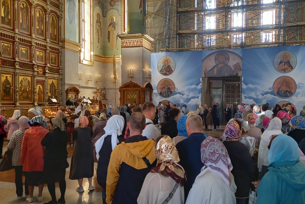 В храме даже в очереди стоять полезно - можно подумать о душе. 