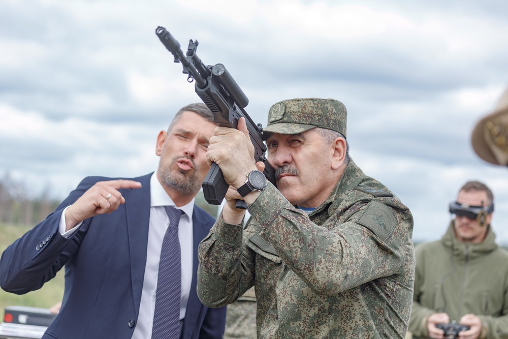 Замминистра обороны РФ Юнус-Бек Евкуров курирует в военном ведомстве боевую подготовку. Он регулярно выезжает в зону СВО и на полигоны, где испытывают технику и вооружение для нужд наших бойцов. Недавно на полигоне Мулино в Нижегородской области военачальнику показали новые беспилотники и наземные роботы, которые военные сами дорабатывают в полевых условиях. После Евкуров не удержался и попробовал сбить дрон из автомата. Меткость его не подвела. Замминистра обороны РФ Юнус-Бек Евкуров курирует в военном ведомстве боевую подготовку. Он регулярно выезжает в зону СВО и на полигоны, где испытывают технику и вооружение для нужд наших бойцов. Недавно на полигоне Мулино в Нижегородской области военачальнику показали новые беспилотники и наземные роботы, которые военные сами дорабатывают в полевых условиях. После Евкуров не удержался и попробовал сбить дрон из автомата. Меткость его не подвела.