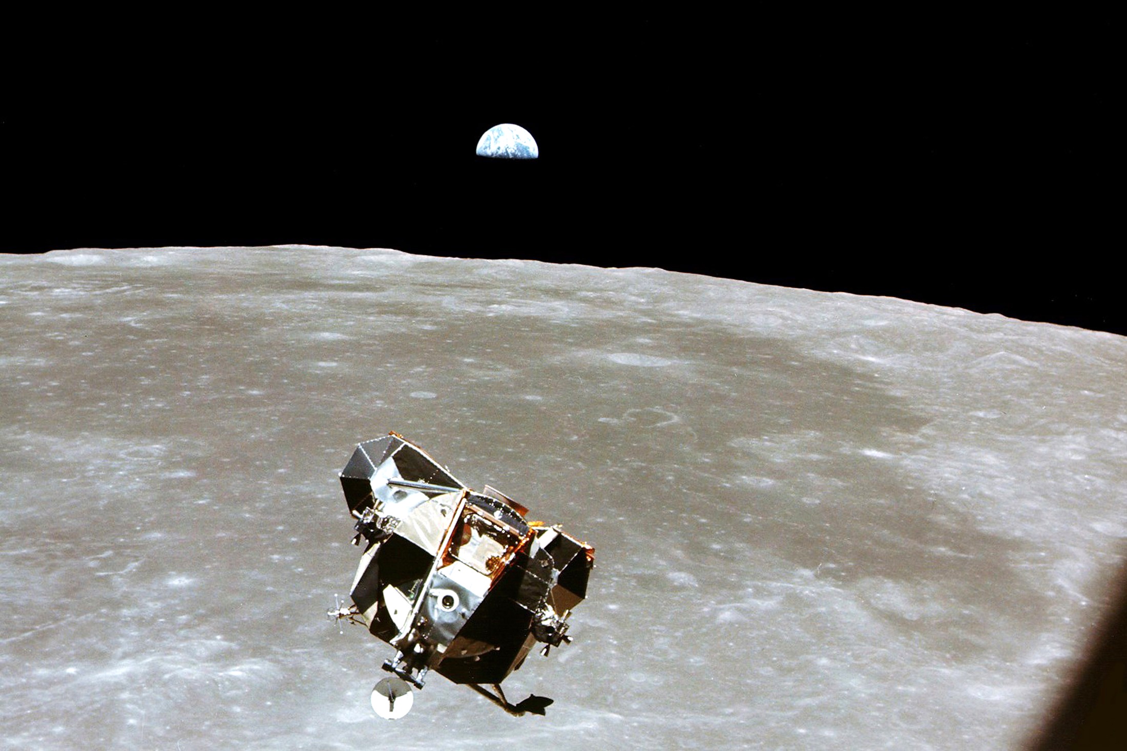 1969 год. Взлетная ступень лунного модуля с астронавтами Нилом Армстронгом и Эдвином Баззом Олдрином приближается к командному модулю "Аполлона-11", которым управлял Майкл Коллинз. 