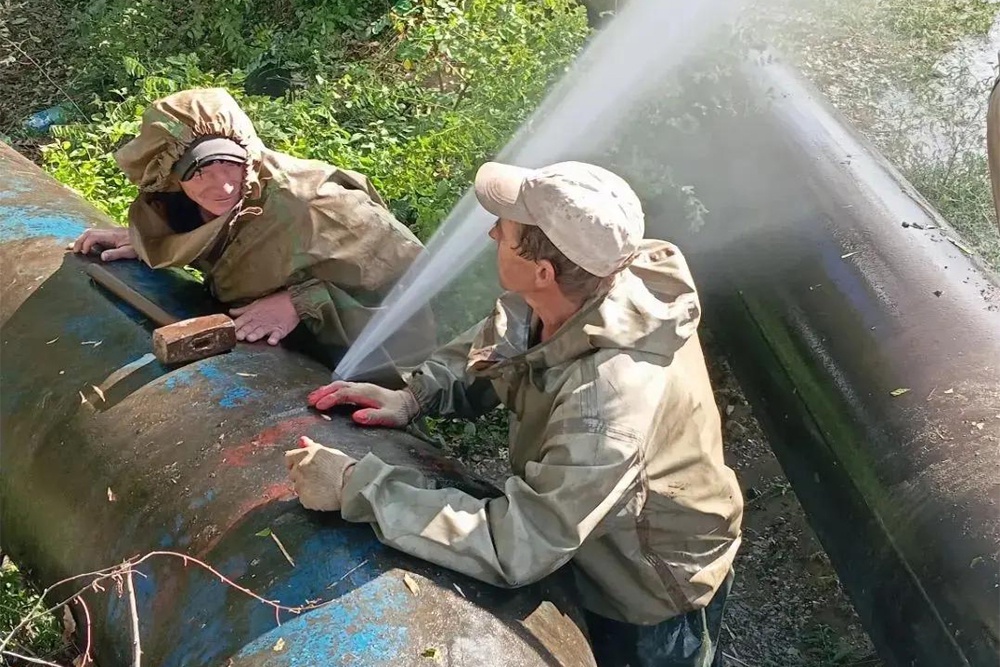 Специалисты пытаются восстановить поврежденный водопровод в Новороссийске Специалисты пытаются восстановить поврежденный водопровод в Новороссийске
