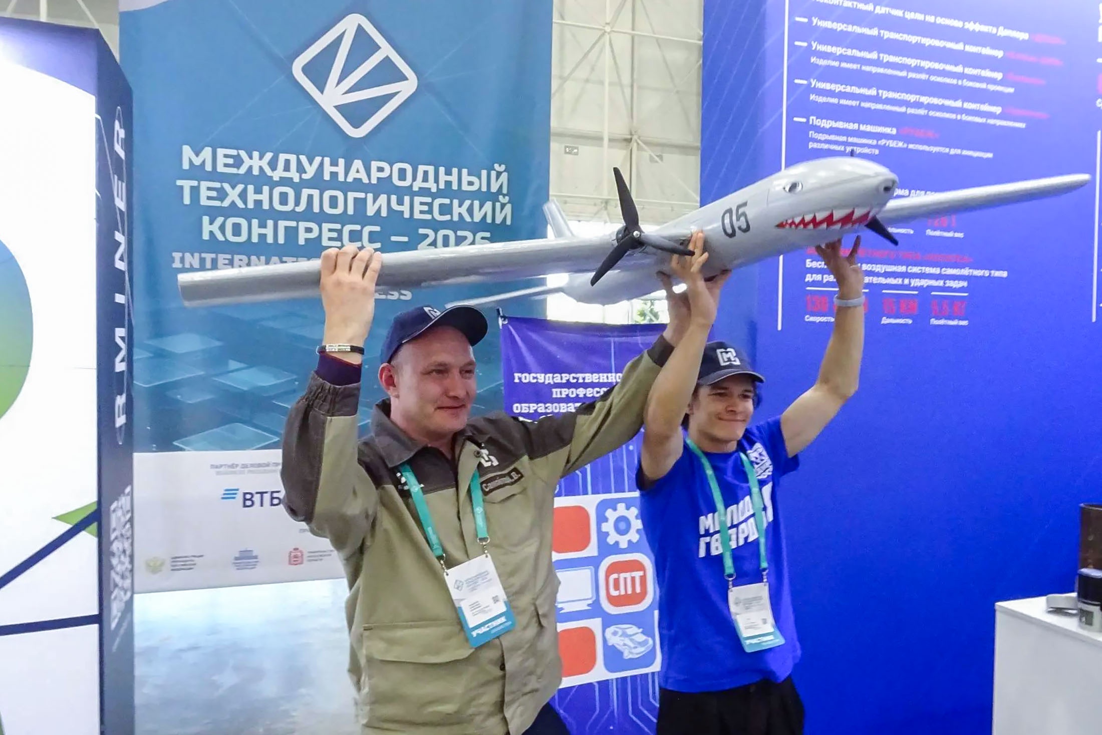 Александр Самойлов с сыном Матвеем в клубе "Феникс" сделали и передали в 328 -ой десантно-штурмовой полк несколько своих беспилотников.