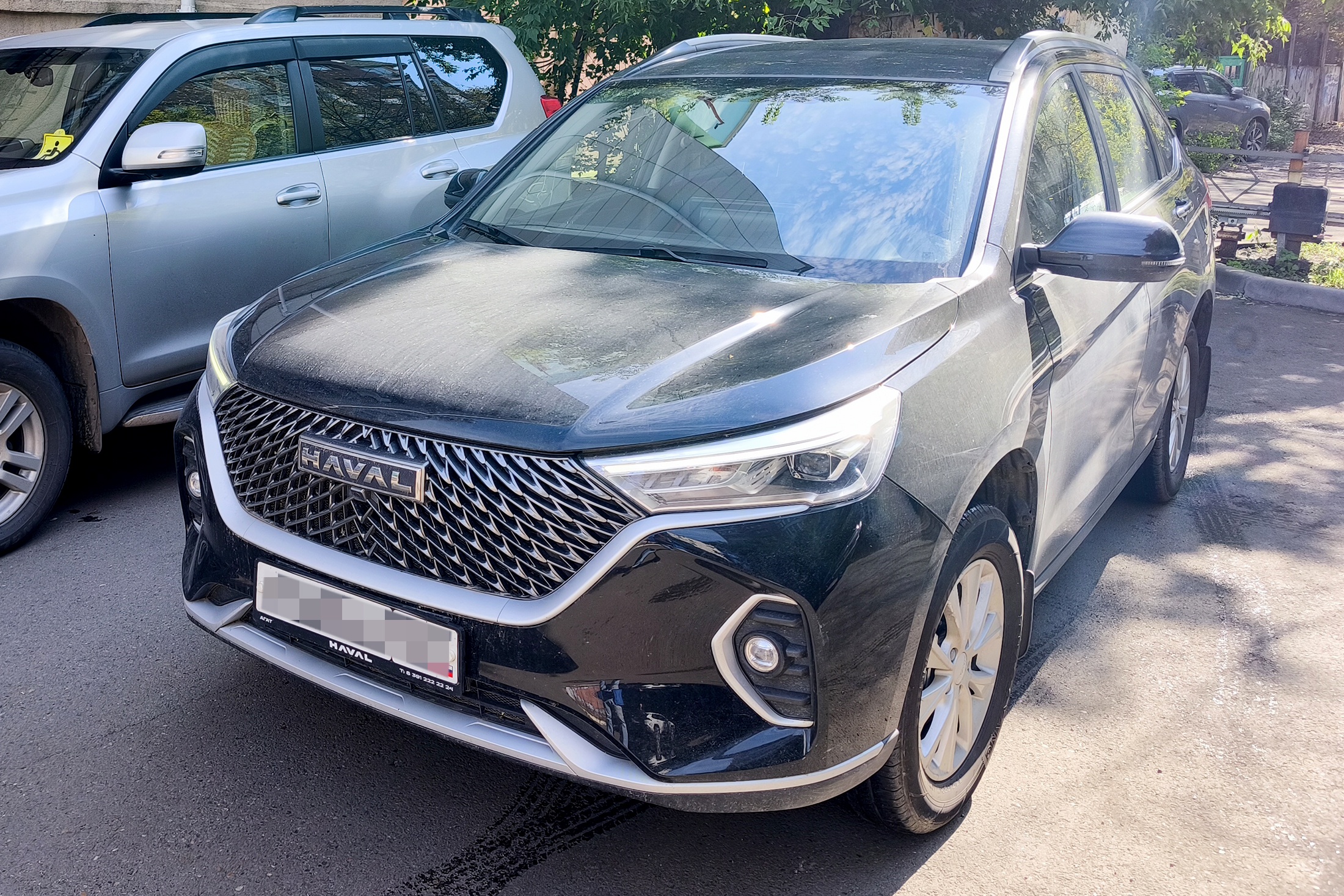 В первом же салоне взгляд упал на Haval М6.