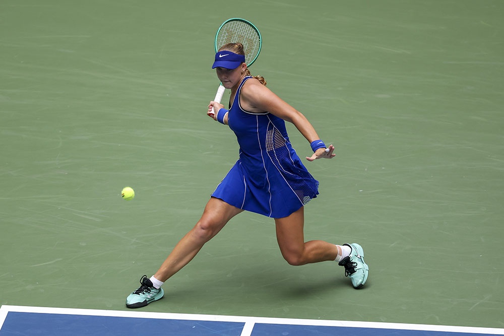 Мирра Андреева в матче 1/4 финала теннисного турнира US Open против Кори Гауфф.