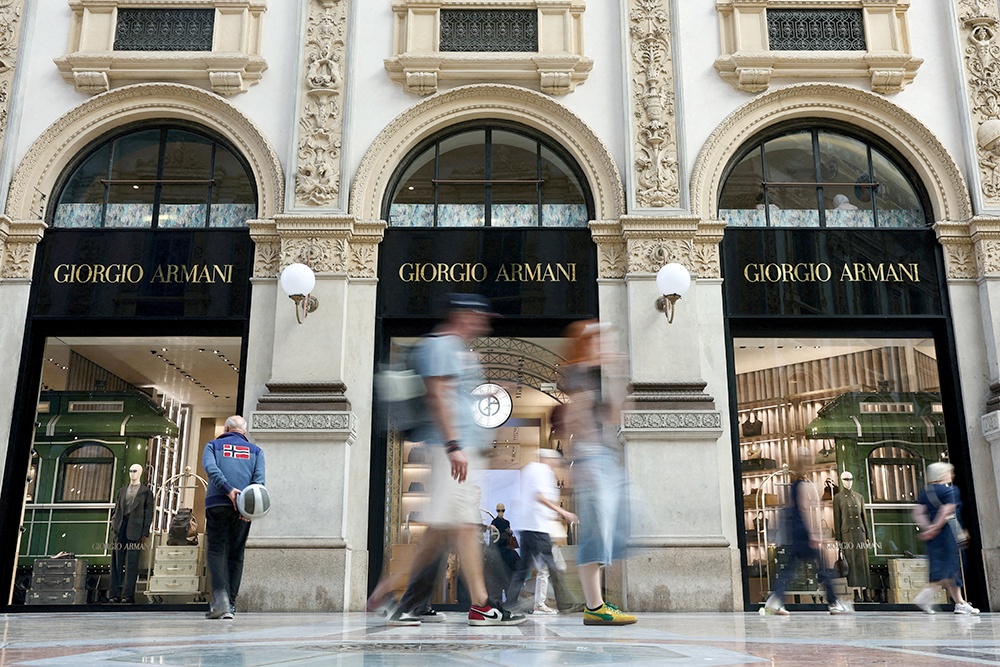 Люди проходят мимо магазина Giorgio Armani.