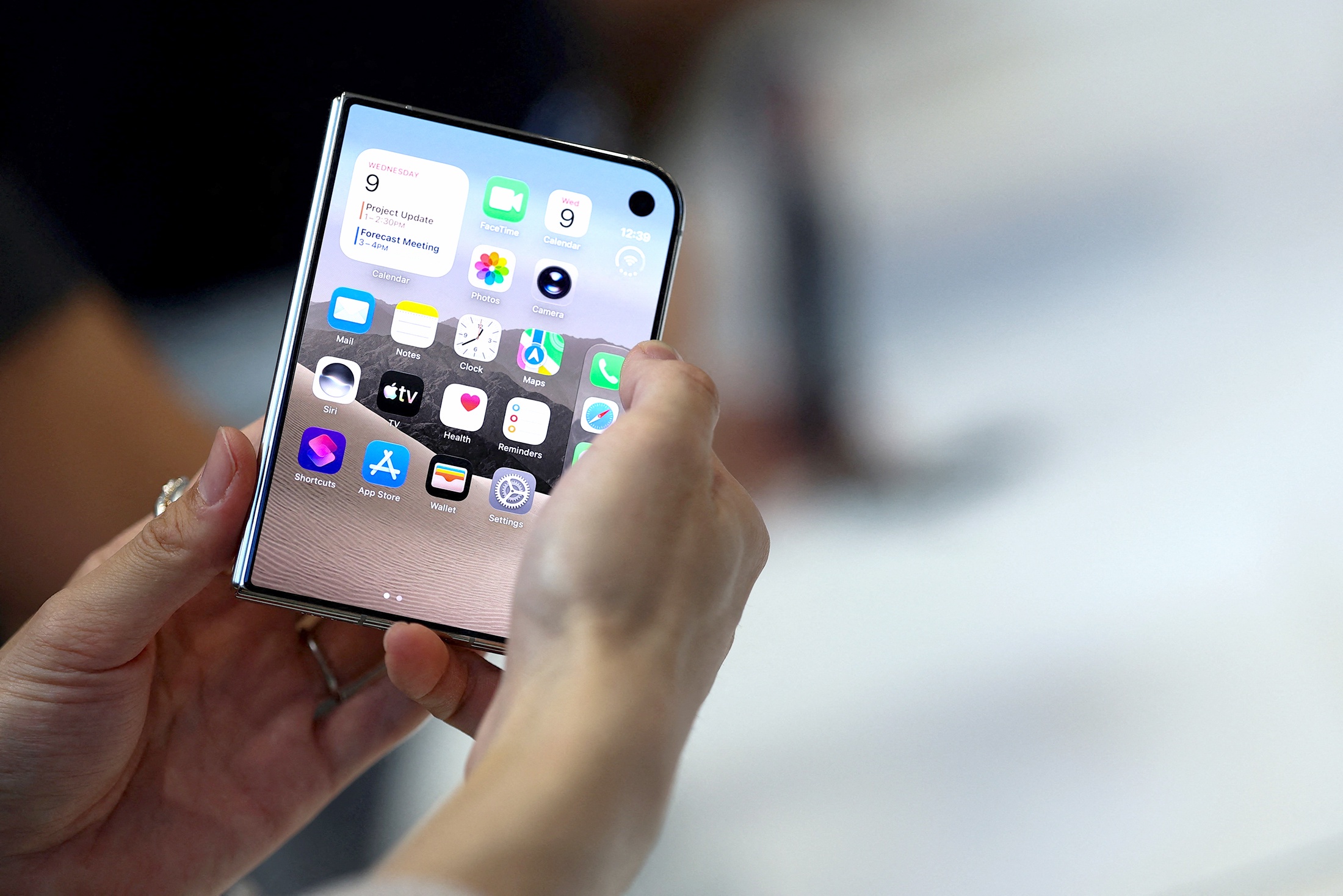 iPhone Duo получил внутренний экран диагональю 7,6 дюйма и внешний экран диагональю 5,4 дюйма.