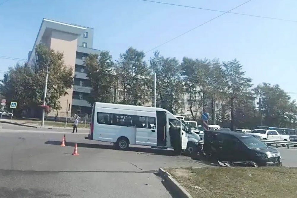 Полиция и прокуратура выясняют обстоятельства ДТП с микроавтобусом в Иркутске. Полиция и прокуратура выясняют обстоятельства ДТП с микроавтобусом в Иркутске.