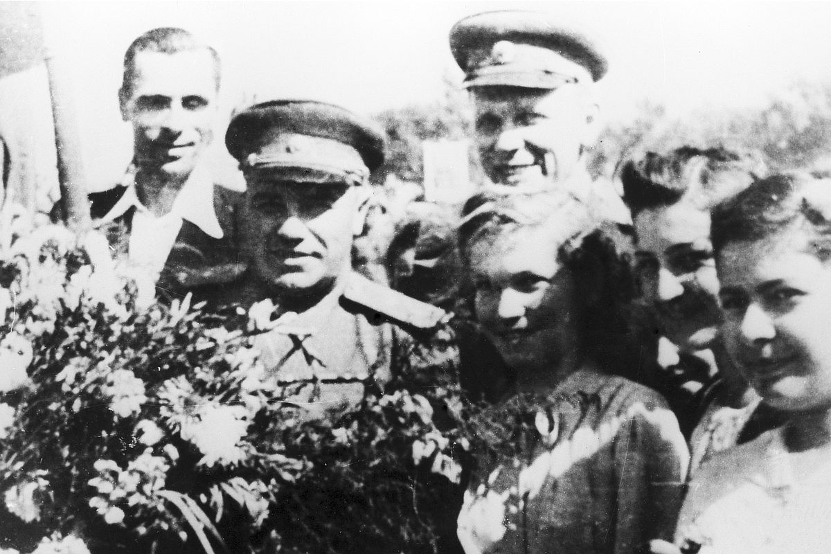 Чем обернулась румынская и позже нацистская оккупация сегодня в Молдове вспоминать не хотят. На фото: жители освобожденного города Кишинева с генерал-лейтенантом Николаем Берзариным (в центре) 24 августа 1944 года.