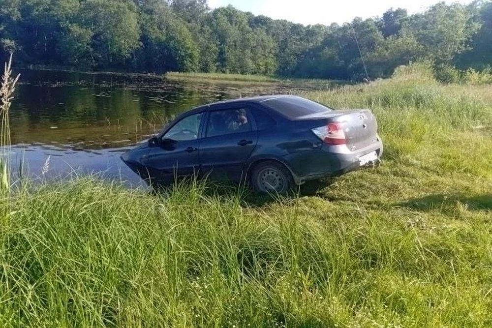 Череповчанка утопила авто в озере, пытаясь скрыться от ГИБДД.